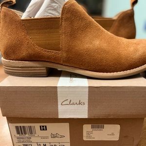 Clarks Booties Edenvale Page sz 10 in Dark Tan Suede